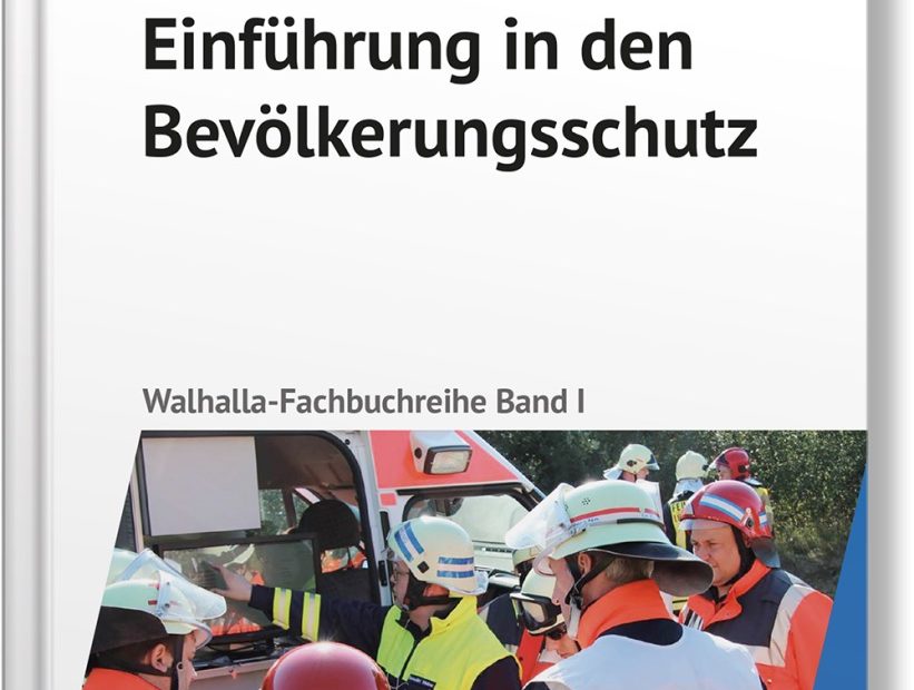 Cover des Buches "Kompetent und rechtssicher handeln. Einführung in den Bevölkerungsschutz." Unter dem Buchtitel ist ein Bild, das Führungskräfte von Feuerwehr und Hilfsorganisationen vor einem Einsatzleitwagen stehend zeigt.