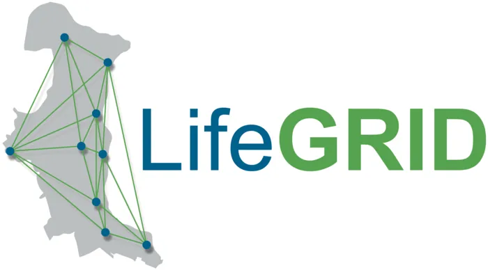 Logo des Projekts LifeGRID. Man sieht links im Bild die Umrisse des Landkreises Wesermarsch. Die kreisangehörigen Kommunen sind als Punkte gekennzeichnet und mit Strichen zu einem Netzwerk verbunden. Rechts daneben steht der Schriftzug LifeGRID in blau und grün.